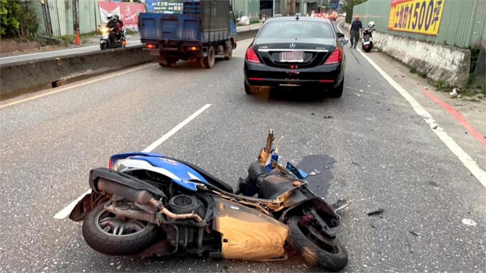 休旅車右轉後方騎士倒地滑行　直接衝進車底