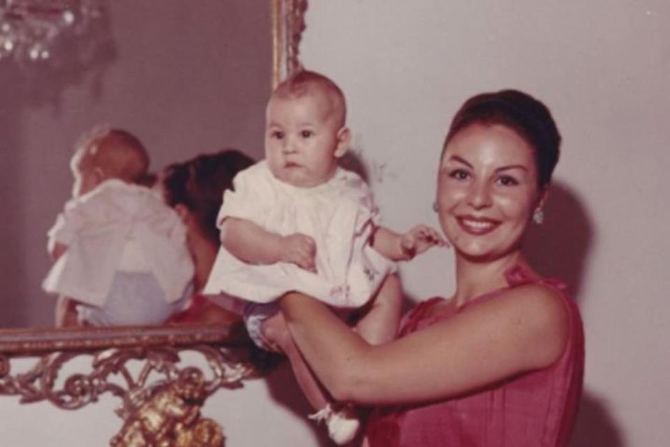 Bruna, abuela de Zarini, y Patricia, su madre, en su residencia en Lóndres durante sus primeros años de vida/Fuente: Archivo