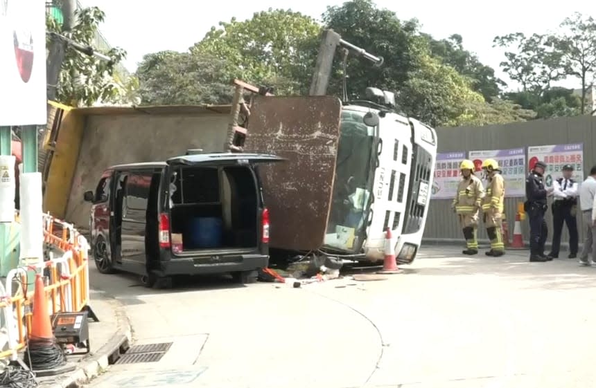 葛量洪醫院發生工業意外，一輛吊臂車翻側壓住一輛 5 噸半貨車及輕型貨車，導致 5 人受傷。（網上圖片）