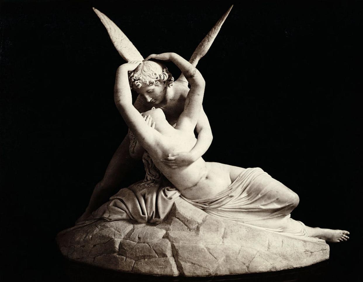 _Cupido y Psique_, del escultor italiano Antonio Canova. <a href="https://www.gettyimages.com/detail/news-photo/stature-of-cupid-and-psyche-embracing-from-the-villa-news-photo/517391898?phrase=cupid%20and%20psyche&adppopup=true" rel="nofollow noopener" target="_blank" data-ylk="slk:Bettmann via Getty Images;elm:context_link;itc:0;sec:content-canvas" class="link "> Bettmann via Getty Images</a>