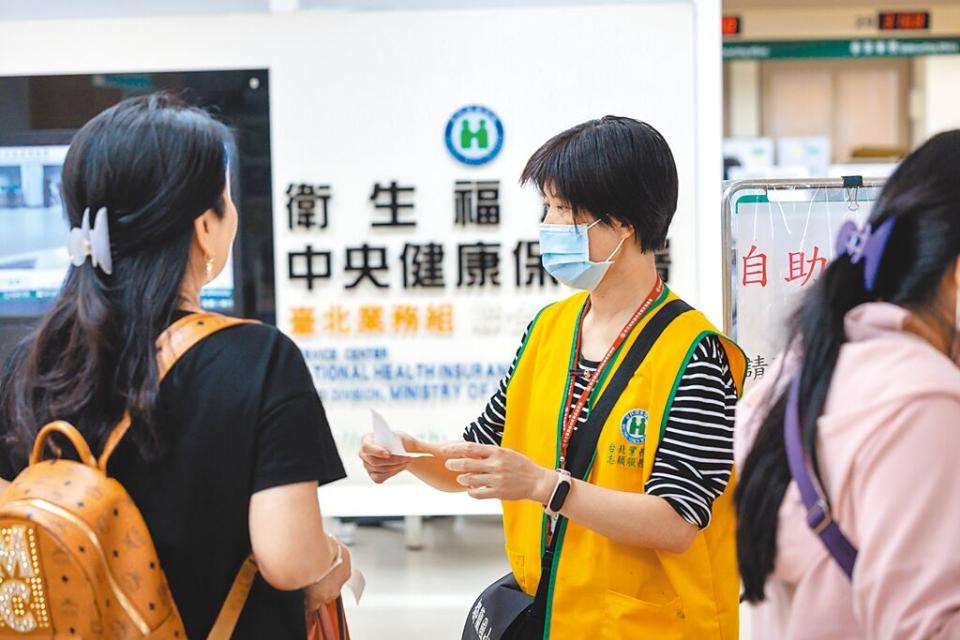 台大醫院院長吳明賢11日指出，健康投資不足是朝野共識，若不趁此機會推動點值保障，醫療體系將岌岌可危。圖為民眾前往中央健保署洽公。（本報資料照片）
