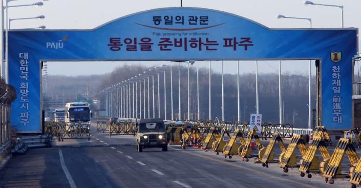 Vehicles cross the Tongil bridge leading away from the Kaesong joint industrial area and the Demilitarized Zone (DMZ) between the two Koreas, in Paju, on February 10, 2016 (AFP Photo/Yonhap)