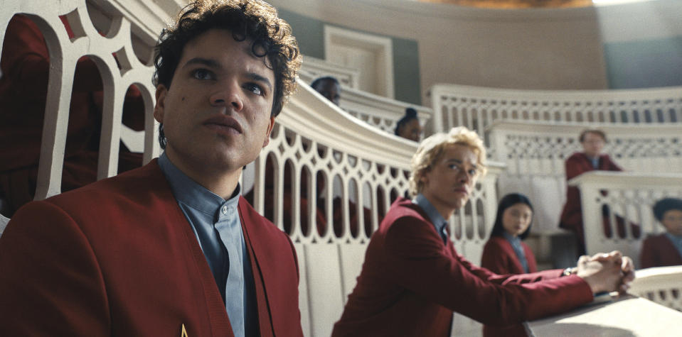En esta imagen proporcionada por Lionsgate, Josh Andrés Rivera, izquierda, y Tom Blyth en una escena de "The Hunger Games: The Ballad of Songbirds and Snakes". (Lionsgate vía AP)