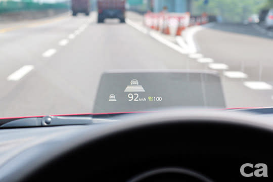跟車距離設定同樣可透過抬頭顯示器的螢幕控制。