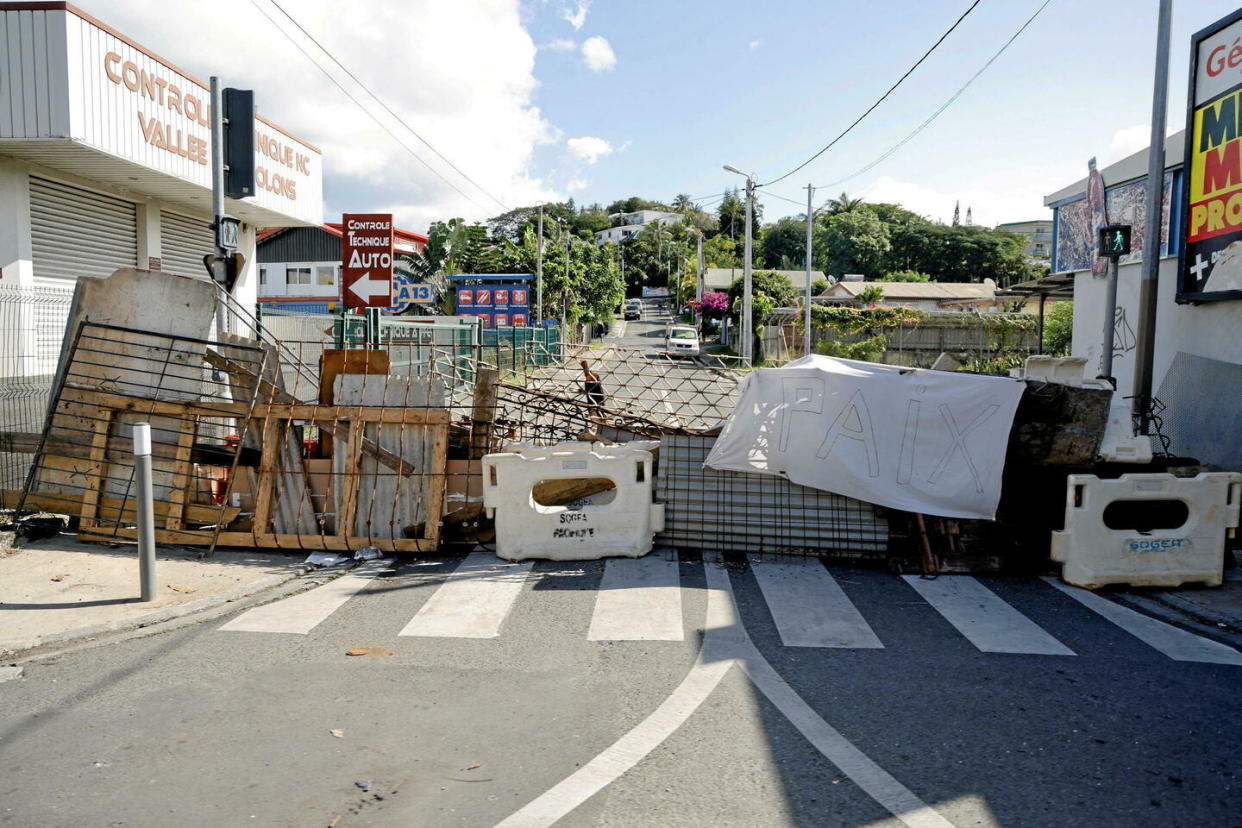 Le Haut-Commissariat de la République en Nouvelle-Calédonie a rapporté ce samedi des opérations contre les barrages dans sept quartiers de Nouméa, principalement dans le nord de la ville.  - Credit:LUDOVIC MARIN / Pool / via REUTERS