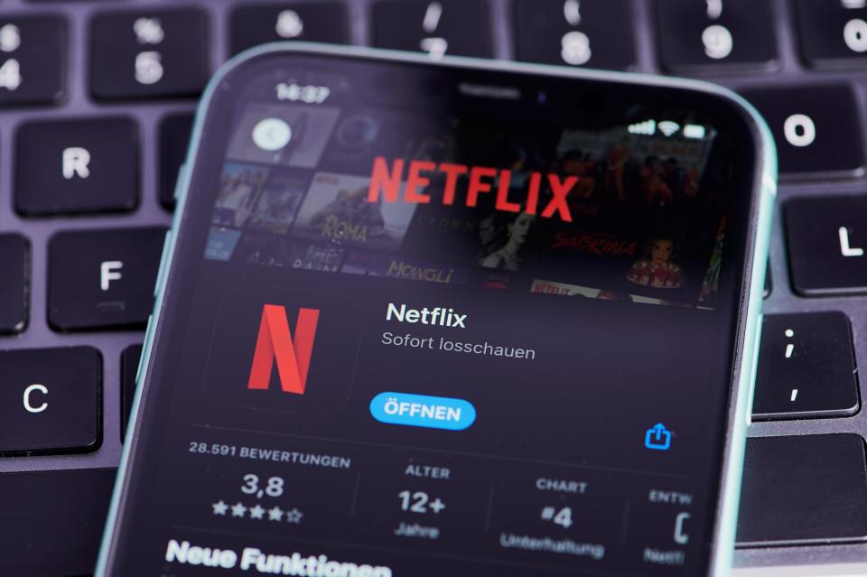 Die Netflix-App auf einem Smartphone im App Store. - Copyright: picture alliance / CHROMORANGE | Claudia Nass