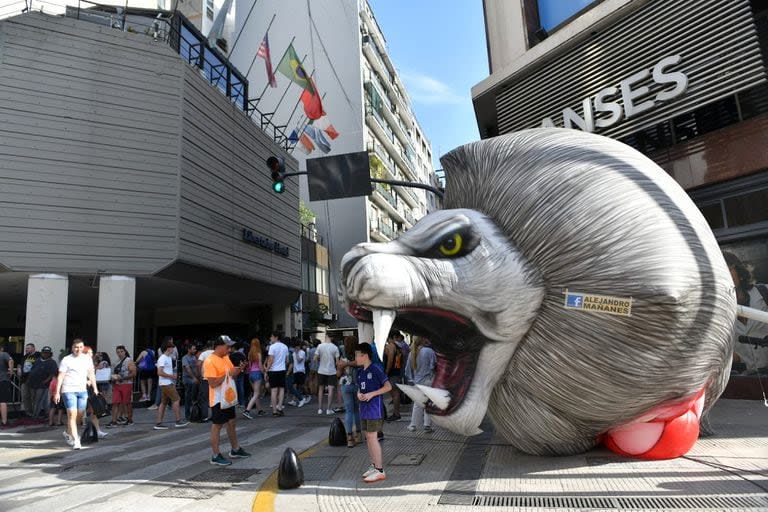 El león inflable, ubicado cerca del hotel donde se hospeda Javier Milei