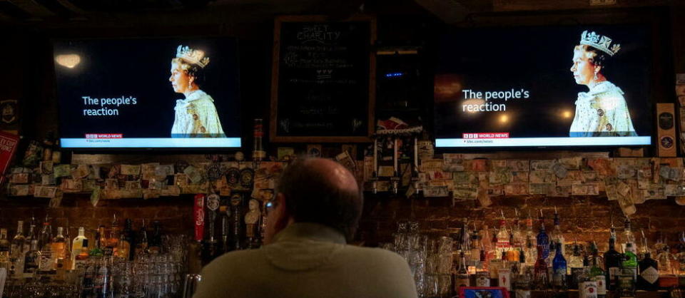 Dans un pub, des écrans diffusent l'édition spéciale de la BBC consacrée à l'Elizabeth II, le 8 septembre 2022.  - Credit:DREW ANGERER / GETTY IMAGES NORTH AMERICA / Getty Images via AFP