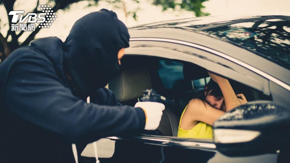 嫌犯持槍威脅女子載她逃離犯案現場。（示意圖／達志影像shutterstock）