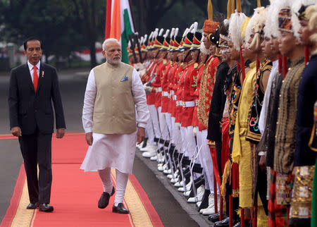 Indian Prime Minister Narendra Modi (R) accompanied by Indonesian President Joko Widodo (L) inspects an honour guard at the Presidential Palace in Jakarta, Indonesia 30 May 2018. REUTERS/Adi Weda/Pool