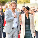 <p>Au début du mois, Meghan Markle, en compagnie du prince Harry, effectue un bain de foule, habillée, encore une fois, d’une jupe en cuir, très haute sur sa taille. Crédit photo : Getty Images </p>