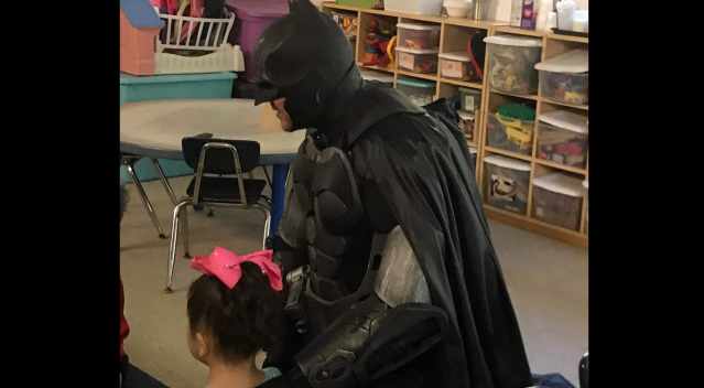 Batman acompaña a niña de 3 años al jardín después de que compañeros le  dejen un ojo morado