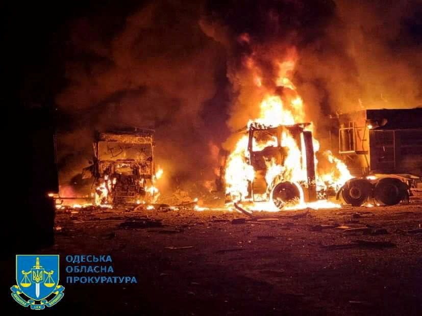 俄軍13日凌晨攻擊烏南敖德薩州，一輛車遭擊中後起火。路透社