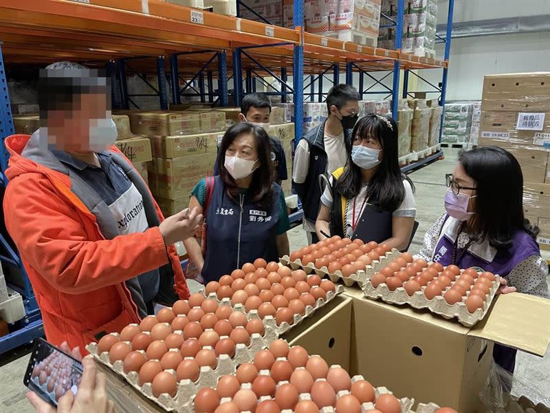 衛生局展開聯合稽查後發現，高達149萬2200顆進口蛋即期出庫，距離效期日僅剩7天內，已出貨給6縣市共10家蛋品商。（圖／桃園市衛生局）