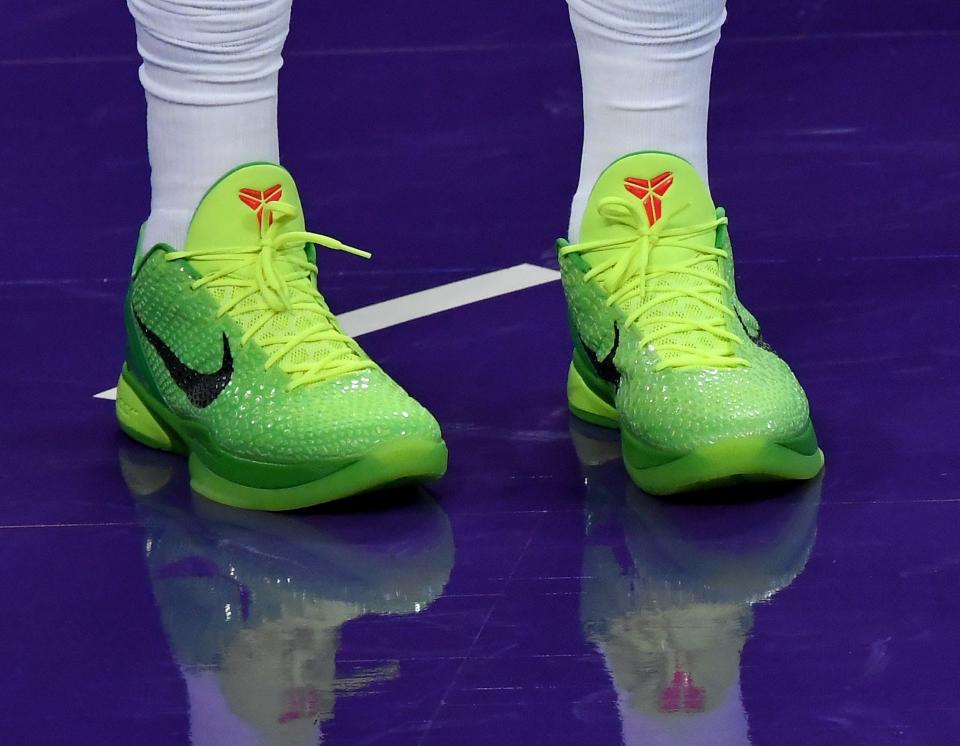 Anthony Davis sports the Grinch-inspired Kobe 6 shoes.