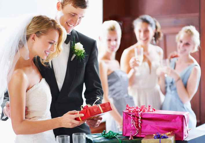 Trata de basarte en el registro de regalos de los novios. – Foto: Yuri Arcurs/ Getty Images