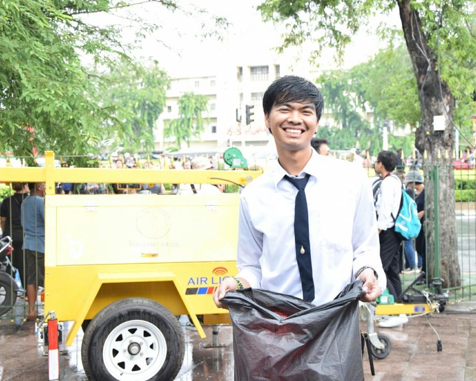 Growth in volunteering among U.S. teens coincided with the decline in youth summer employment. The percentage of teenagers who volunteer more than doubled between 1989 and 2005, from 13 percent to 28 percent, according to the Corporation for National and Community Service. (Photo: Kir Siththi Thxng Chit / EyeEm via Getty Images)