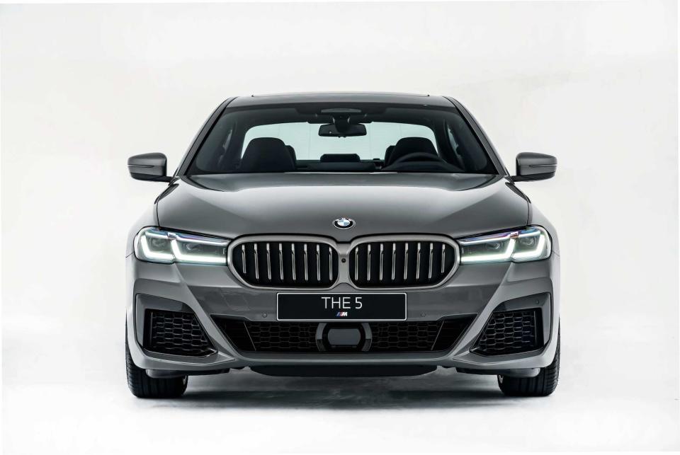 全新 BMW M550i xDrive 可榨出較前代車型多 70 匹的 530 匹最大馬力與 750 牛頓米最大扭力，3.8 秒即可完成 0-100kmh 加速。