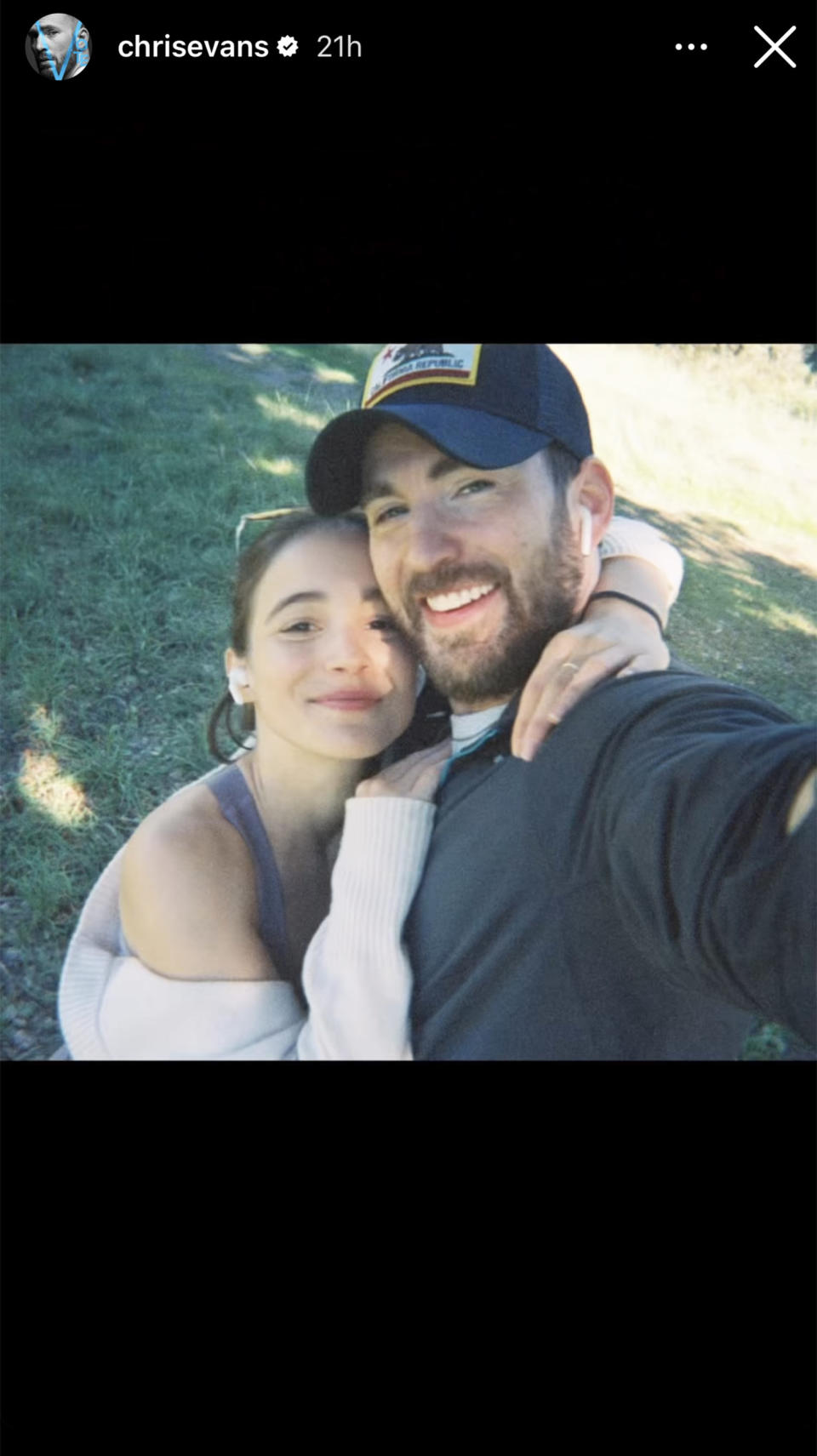 Chris Evans and Alba Baptista smile for a sweet selfie! (@chrisevans via Instagram)