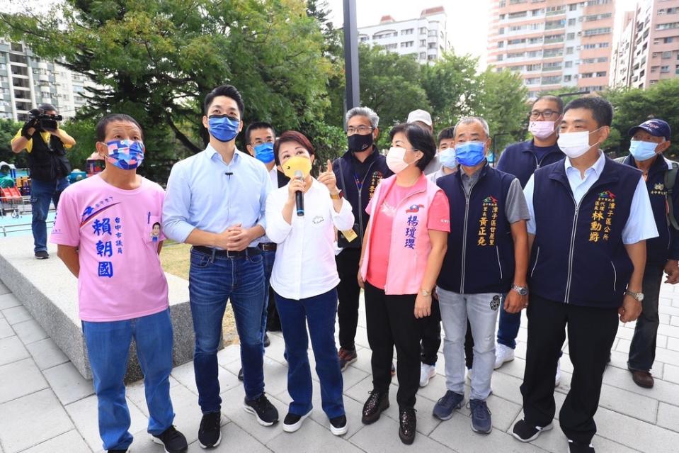 《圖說》國民黨台北市長參選人蔣萬安（左二）走訪台中，台中市長盧秀燕（左三）親自陪同訪視潭子國民暨兒童運動中心。