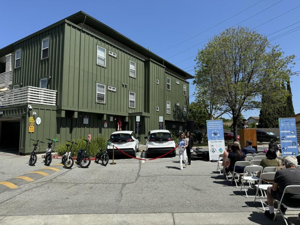 聖荷西市Betty Ann Gardens公寓樓試點項目，提供電動車共享、單車共享和交通卡積點等。（記者徐蓓蓓╱攝影）