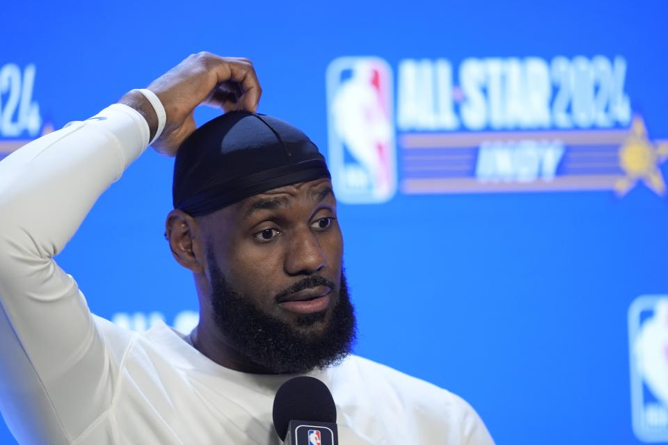 LeBron James uit Los Angeles Lakers spreekt tijdens een persconferentie vóór de NBA Basketball All-Star Game, zondag 18 februari 2024, in Indianapolis.  (AP-foto/Darron Cummings)