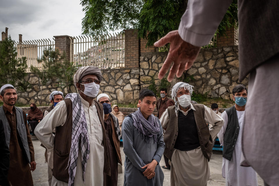 Enfermeras con recién nacidos en el Hospital Ataturk en Kabul, Afganistán, el miércoles 13 de mayo de 2020. (Jim Huylebroek/The New York Times)