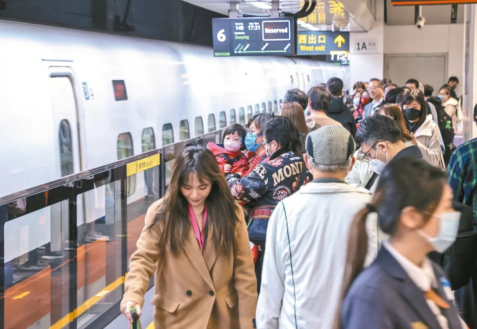 國際媒體關注台灣總統大選選情。圖為投票日前，車站湧現返鄉旅客人潮。