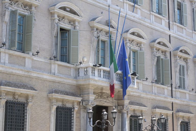 Banderas a media asta en el Senado italiano por la muerte de Berlusconi