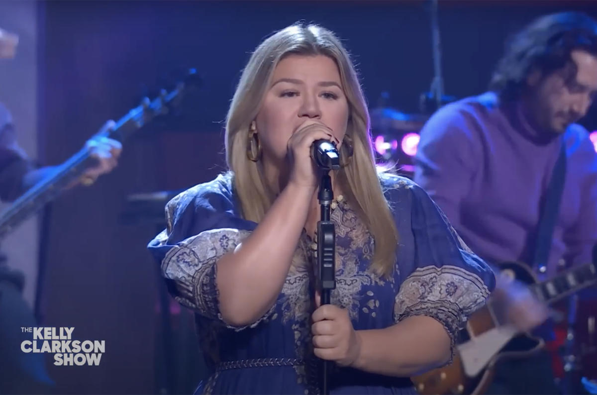 Kelly Clarkson Jumps Into a Third Eye Blind Hit for Spirit Day