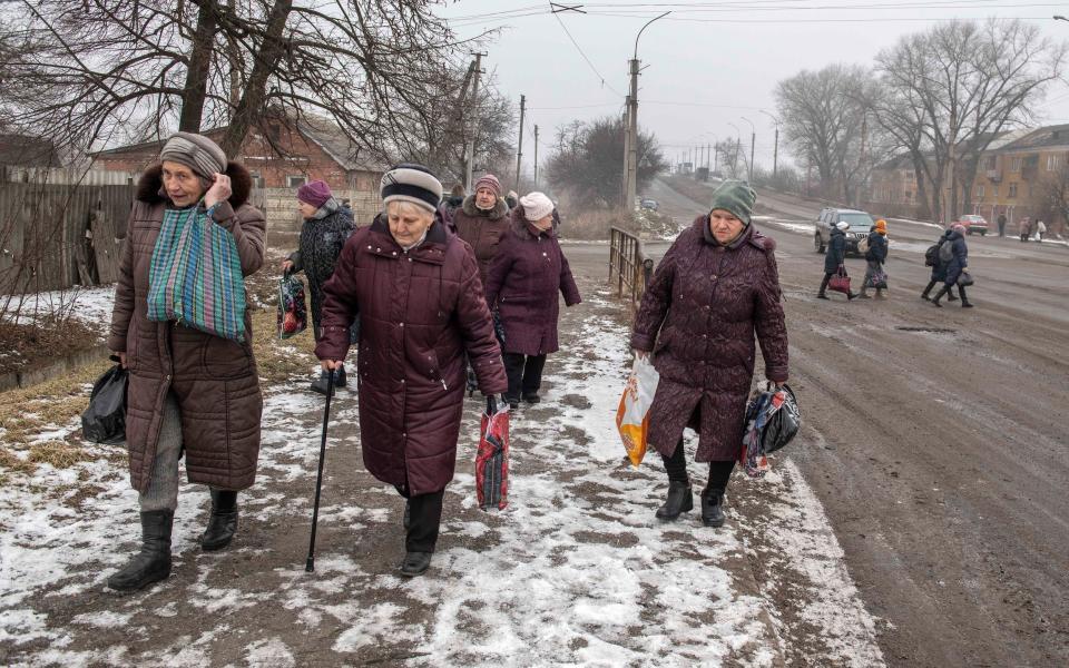 Women in Kostiantynivka with humanitarian food aid. - JULIAN SIMMONDS/JULIAN SIMMONDS