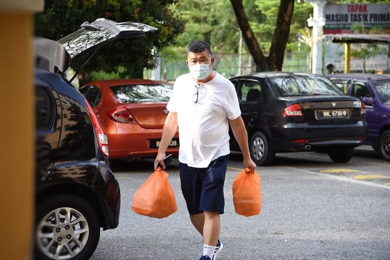 Kuan Chee Heng, better known as Uncle Kentang, has been distributing fresh cooked meals and essential groceries since the beginning of the MCO up until today. — Picture courtesy of Facebook/ Kuan Chee Heng