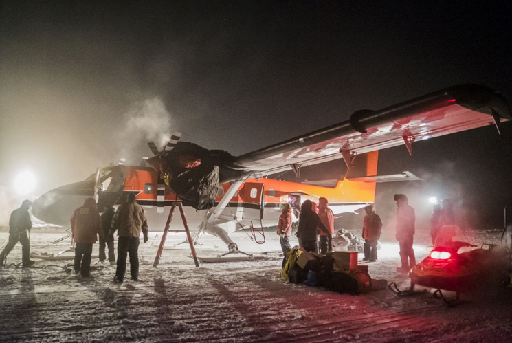 Ein Rettungsflugzeug transportiert einen erkrankten Arbeiter von einer Forscherstation in der Antarktis ab. (Photo: Robert Schwarz/NSF via AP)