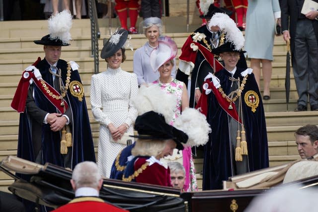 (von links nach rechts) Der Prinz von Wales, die Prinzessin von Wales, die Herzogin von Edinburgh und der Herzog von Edinburgh sehen zu, wie der König und die Königin abreisen (Yui Mok/PA)