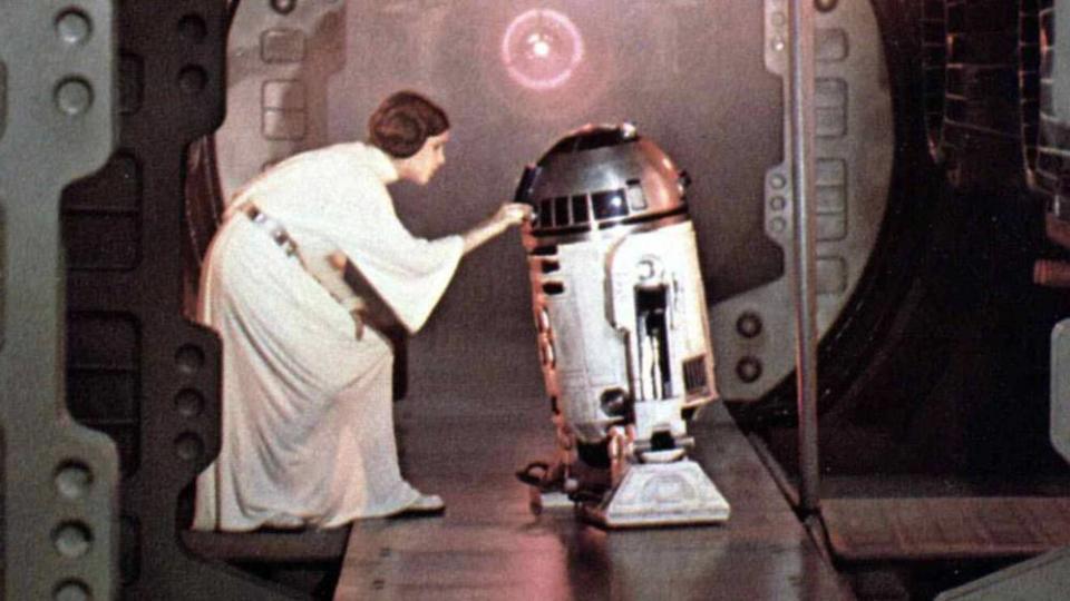 Prinzessin Leia (Carrie Fisher) und Roboter R2-D2 im Film "Krieg der Sterne"