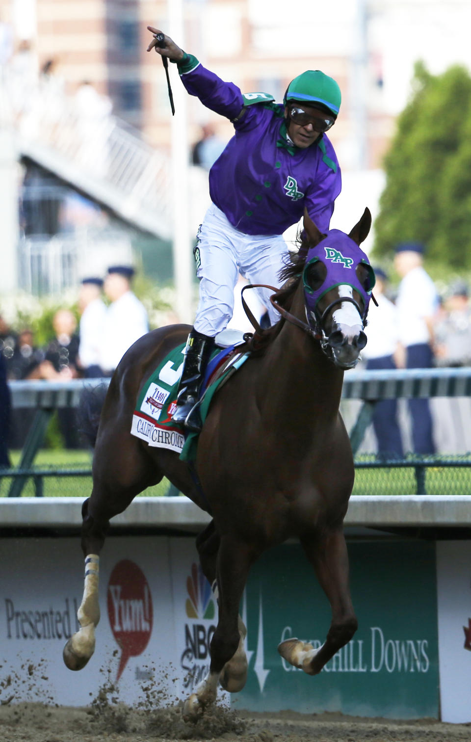 Víctor Espinoza conduce a California Chrome a la victoria en la edición 140 del Kentucky Derby el sábado 3 de mayo de 2014. (AP Foto/Tim Donnelly)