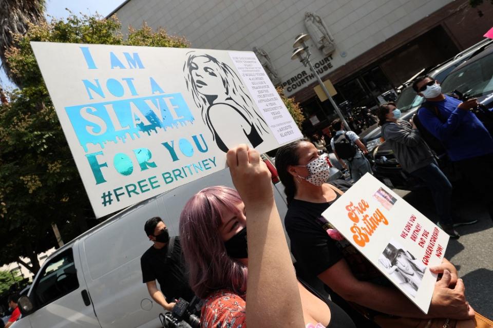Los fans de Britney Spears se reunieron frente a la Corte de Los Ángeles para apoyarla, aunque en esta ocasión no se presentó a la audiencia. Foto: AFP