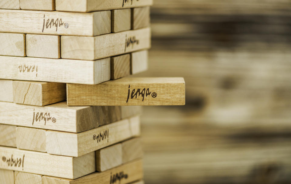 Jenga: Der beliebte Aktionsspielspaß ist für Kinder ab sechs Jahren geeignet und beliebt bei Kids, Teens, Twens und jung gebliebenen Erwachsenen gleichermaßen. (Bild:Getty)