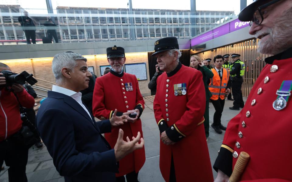 Elizabeth Line opening: Hundreds gather to become first to ride London's newest rail line - Martyn Wheatley / i-Images /i-Images Picture Agency 