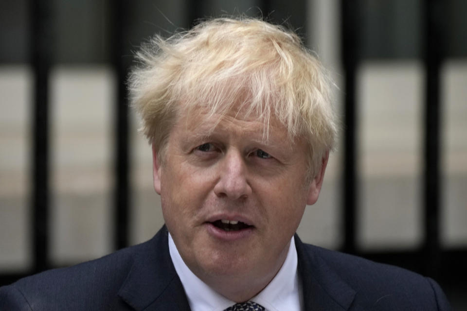 Boris Johnson anunciando su renuncia como primer ministro de Gran Bretaña en Londres el 7 de julio del 2022. (AP Photo/Frank Augstein)