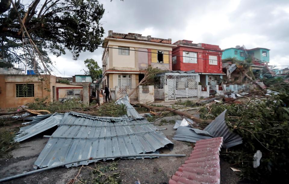 AME4766. LA HABANA (CUBA), 28/01/2019.- Fotografía de viviendas afectadas por un tornado, este lunes, en La Habana (Cuba). Al menos tres personas han muerto y 172 han resultado heridas por un tornado que azotó esta madrugada la barriada de Regla, en La Habana, informó hoy el presidente de Cuba, Miguel Díaz-Canel. EFE/Ernesto Mastrascusa