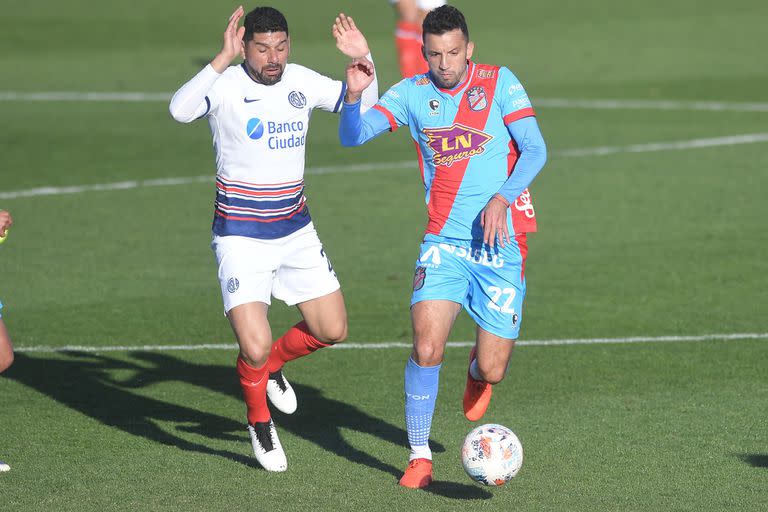 Néstor Ortigoza, en su regreso a San Lorenzo, ante Jorge Ortíz, mediocampista de Arsenal, en el estadio Julio Humberto Grondona.