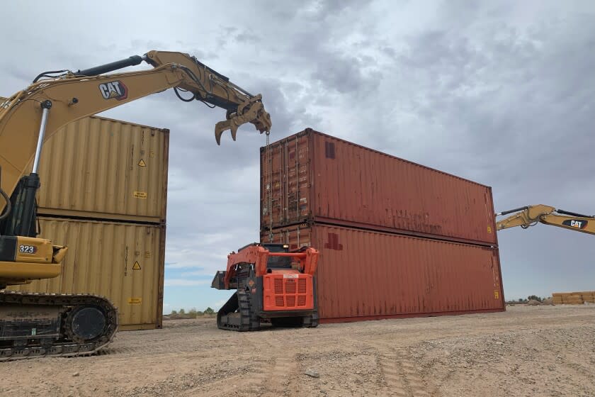 Esta foto proporcionada por la Oficina del Gobernador de Arizona muestra contenedores de transporte que se utilizarán para llenar un hueco de 300 metros (1.000 pies) en el muro fronterizo con México cerca de Yuma, Arizona, el viernes 12 de agosto de 2022. (Oficina del Gobernador de Arizona vía AP)