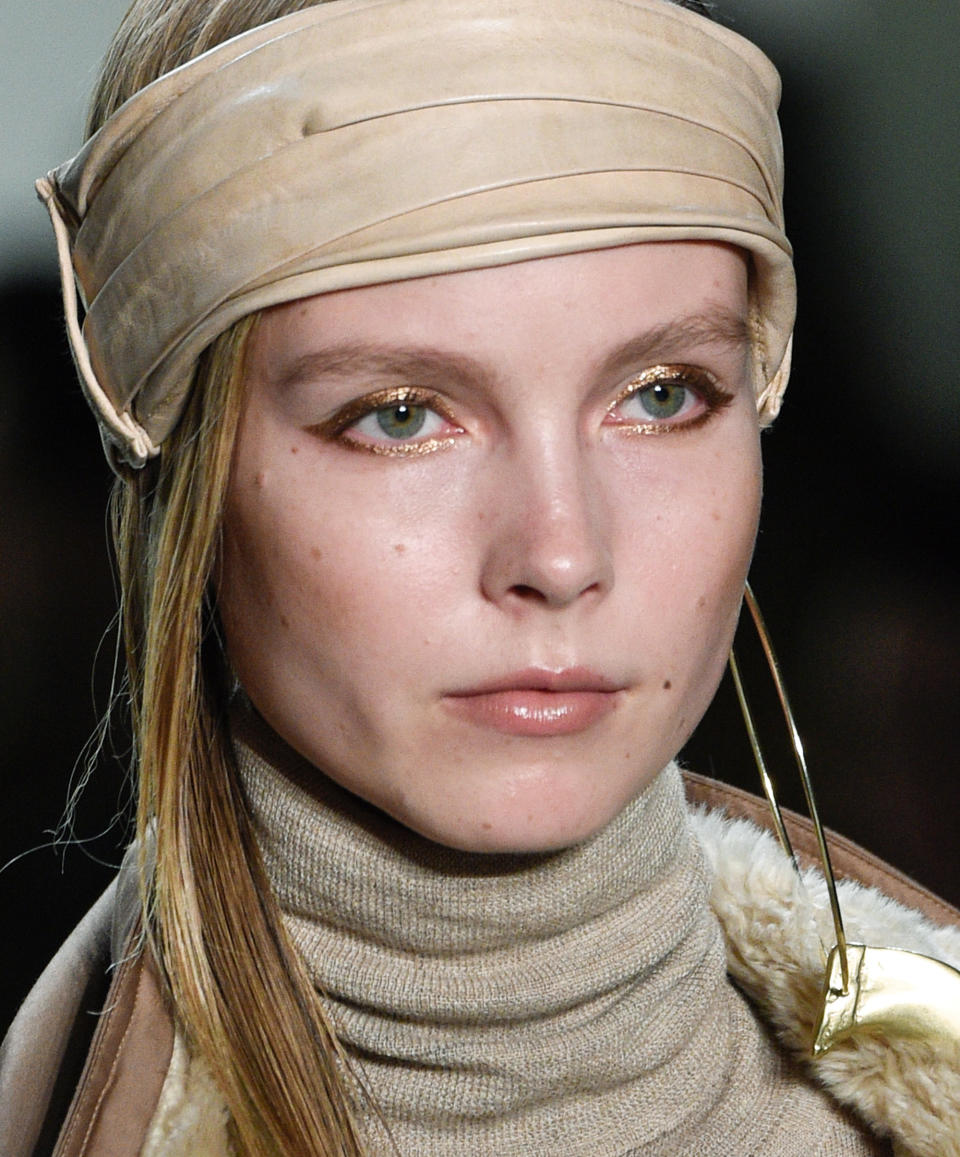 <p>A swipe of warm gold liner stood out against clean skin and groomed brows.</p>