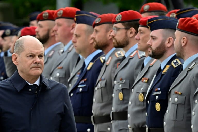 Die Spitzen von Staat und Regierung haben die Beteiligten des Mali-Einsatzes der Bundeswehr geehrt. Kanzler Olaf Scholz (SPD) sagte bei dem Abschlussappell: "Es war richtig, die damalige Chance für Frieden zu ergreifen und das Land und seine Bevölkerung zu schützen." (JOHN MACDOUGALL)