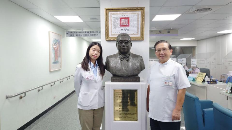 學生鍾小姐到郭綜合醫院實習，與總裁郭宗正在創辦人郭國銓銅像前合影。（郭綜合醫院提供）
