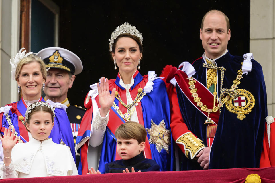 Kate y William desde el balcón del Palacio de Buckingham junto a su hija Charlotte y su hijo Louis durante la coronación del rey Carlos III. (Leon Neal/Pool Photo via AP, File)