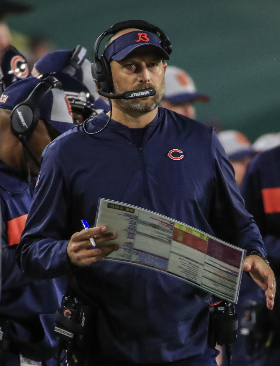 <p>El coach Matt Nagy. Su plan a la ofensiva, como coordinador de los KC Chiefs, le abrió camino para llegar a los Chicago Bears. Su arranque lucía espectacular. Tenían dominados a los GB Packers. Aprovecharon la lesión de Rodgers, que lo alejó de casi todo el segundo cuarto. Para la segunda mitad,el panorama cambió terorríficamente para los Bears. 20 puntos de ventaja que tenían sobre los packers, se esfumaron como agua entre las manos. Su defensiva y ofensiva se opacaron, y no hicieron nada. Les dieron la vuelta 24-23. / Foto: EFE </p>