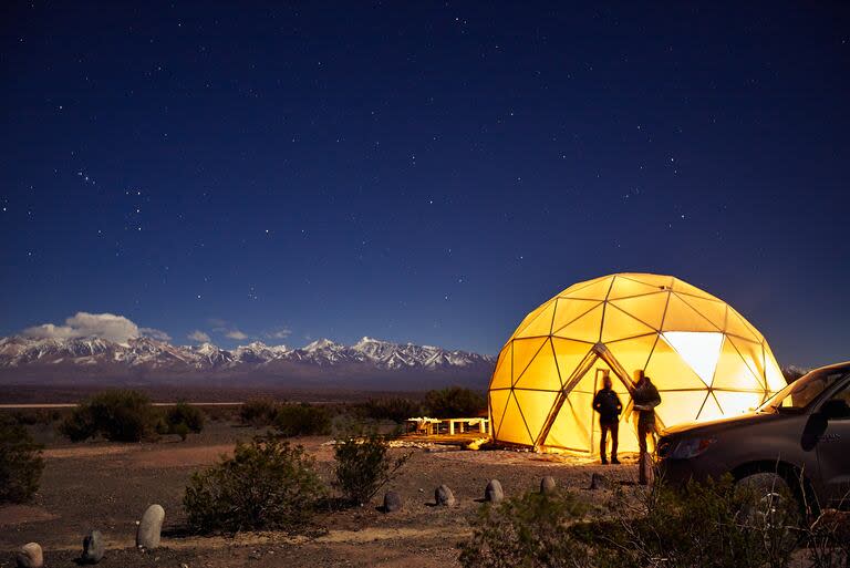 Un manto de cielo diáfano con estrellas brillantes y al pie, la Cordillera de los Andes: la mágica vista desde Los Domos del Silencio