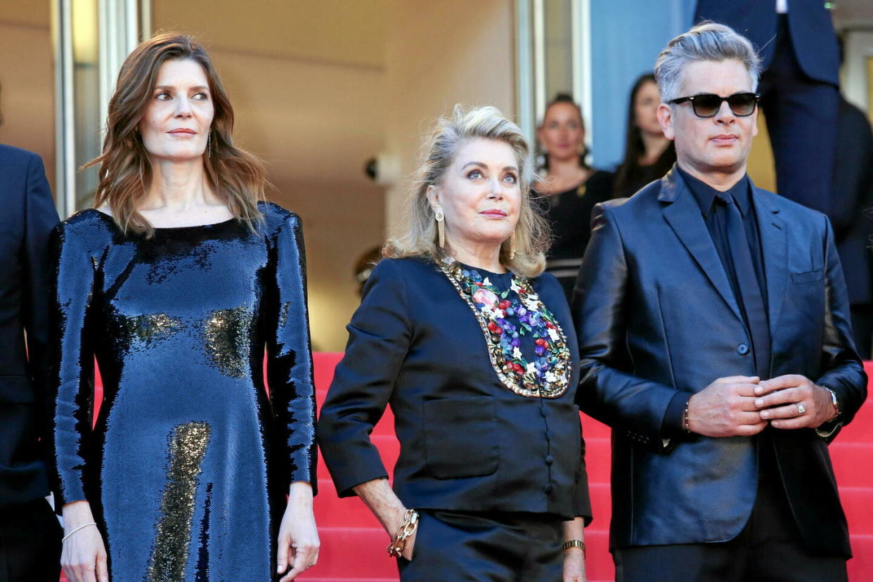 La famille de Marcello Mastroianni sur les marches de Cannes : Chiara Mastroianni, Catherine Deneuve et Benjamin Biolay  - Credit:Isabelle Vautier / Starface / Cover Images